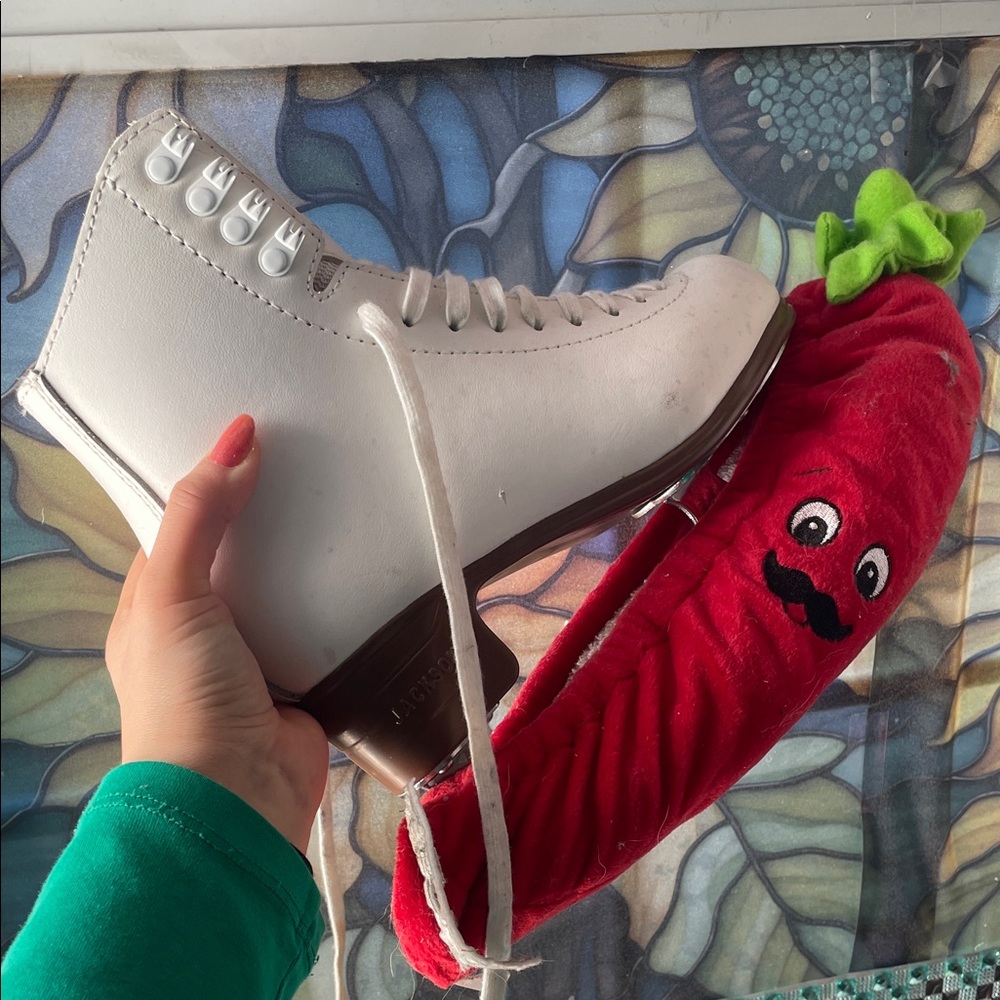 JACKSON White Skates with Red Cover